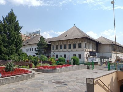 Bucharest: Self-Guided Audio Walk Through the Heart of the City — صورة 4