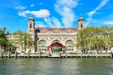 Statue of Liberty & Ellis Island: Entry + Ferry + Optional Tour — صورة 2