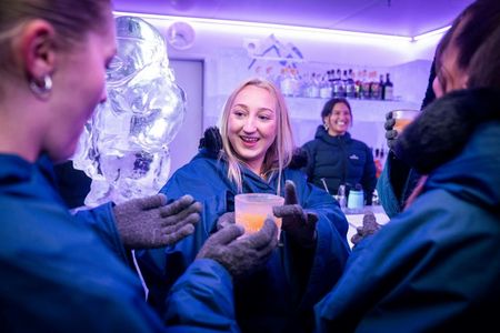 IceBar Surfers: Entry Ticket + Drink — صورة 2