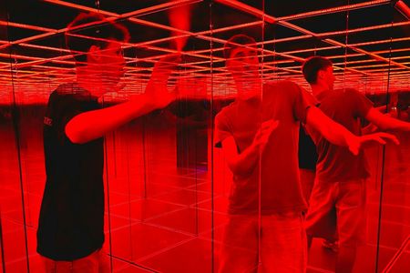 بيت الجذب - متاهة الزجاج وسينما 7D ونفق الدوامة — صورة 2