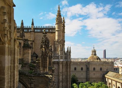 Seville: Self-Guided Audio Walk Through Royal and Riverside Icons — صورة 4