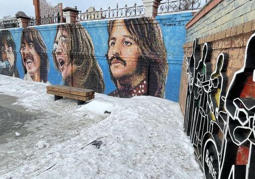 Памятник группе ...