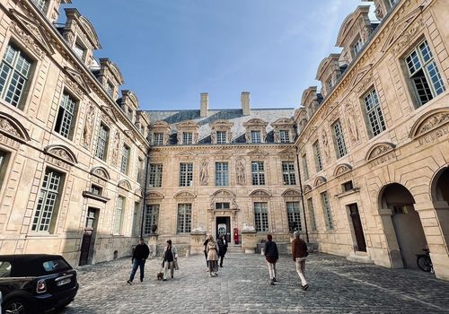 Hotel de Sully