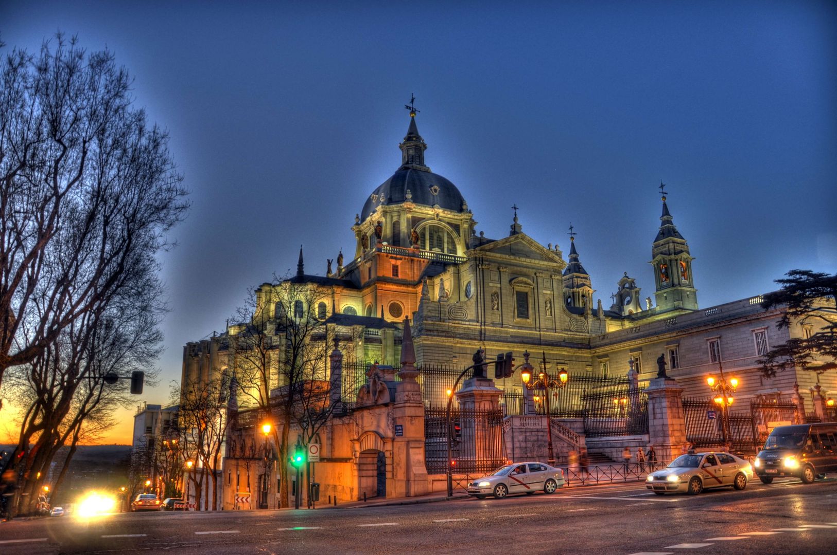 Madrid: Almudena Cathedral Self-Guided Audio Tour