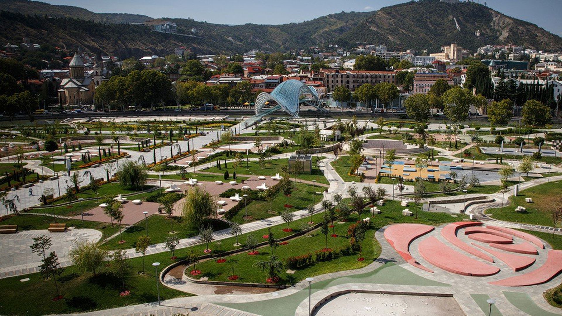 Крепость Нарикала и тайный оазис