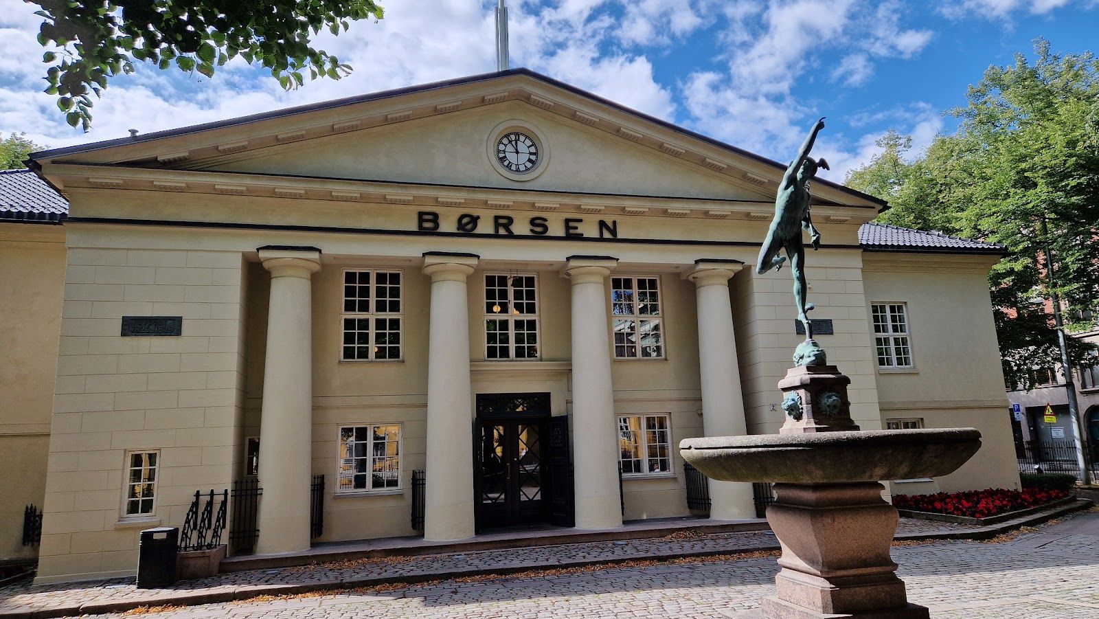 Oslo: Self-Guided Audio Walk Through Fjordfront and Royal Heart