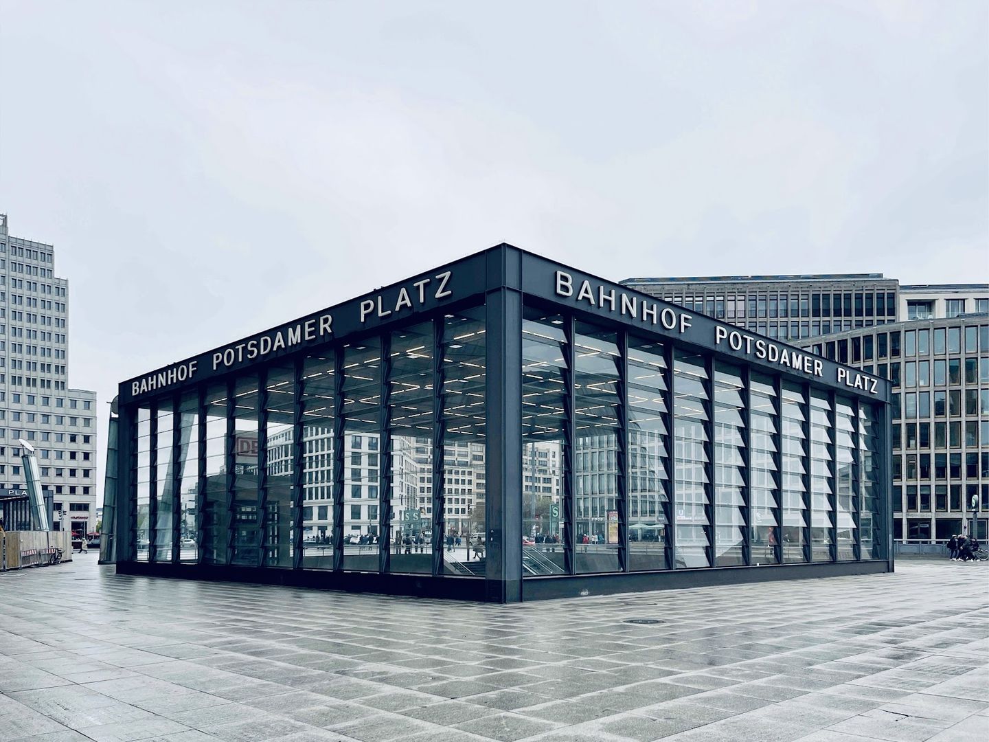 Berlin: Self-Driving Audio Tour Through History and Power episode artwork