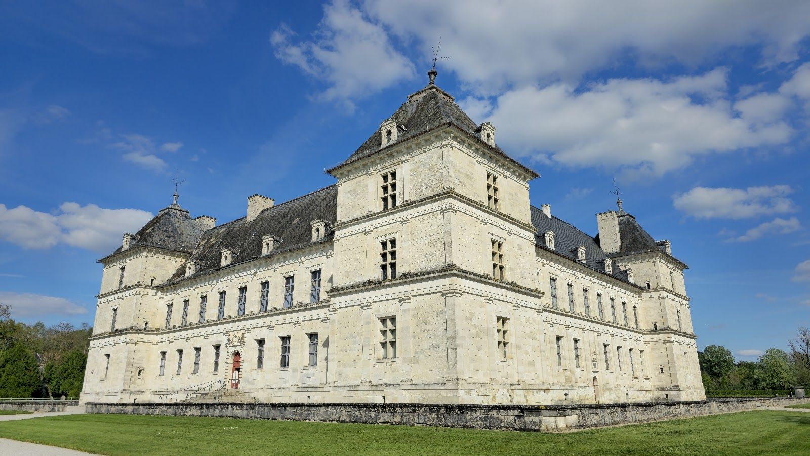 Burgundy: Self-Driving Audio Tour through Heritage and Vineyards episode artwork
