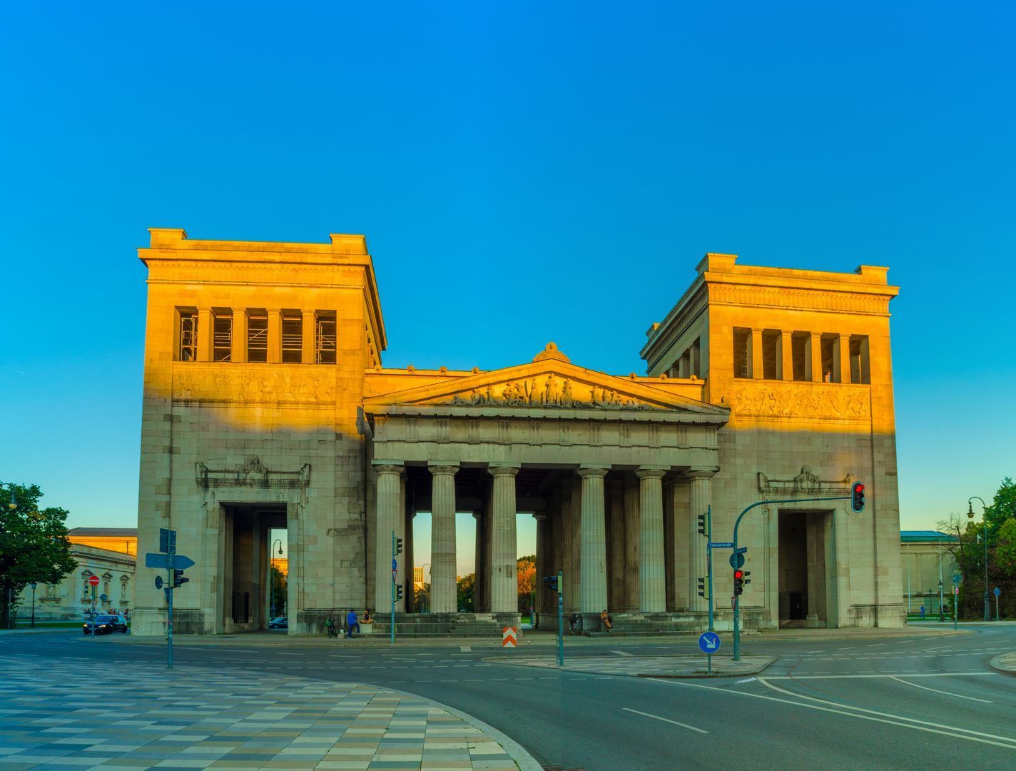Munich: Audio Tour of Konigsplatz Area