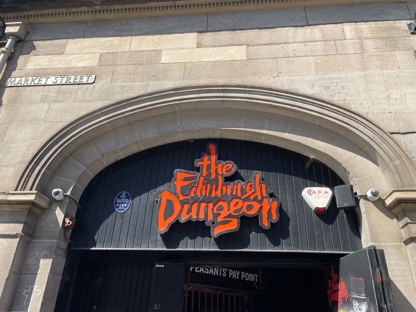 Edinburgh Sightseeing Tour with The Edinburgh Dungeon Ticket
