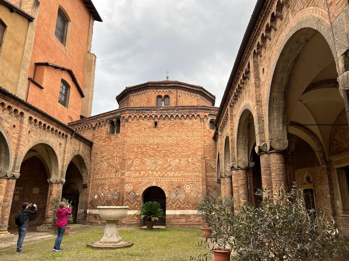 Explore Bologna's Heart: From Two Towers to Santo Stefano - Photo 6