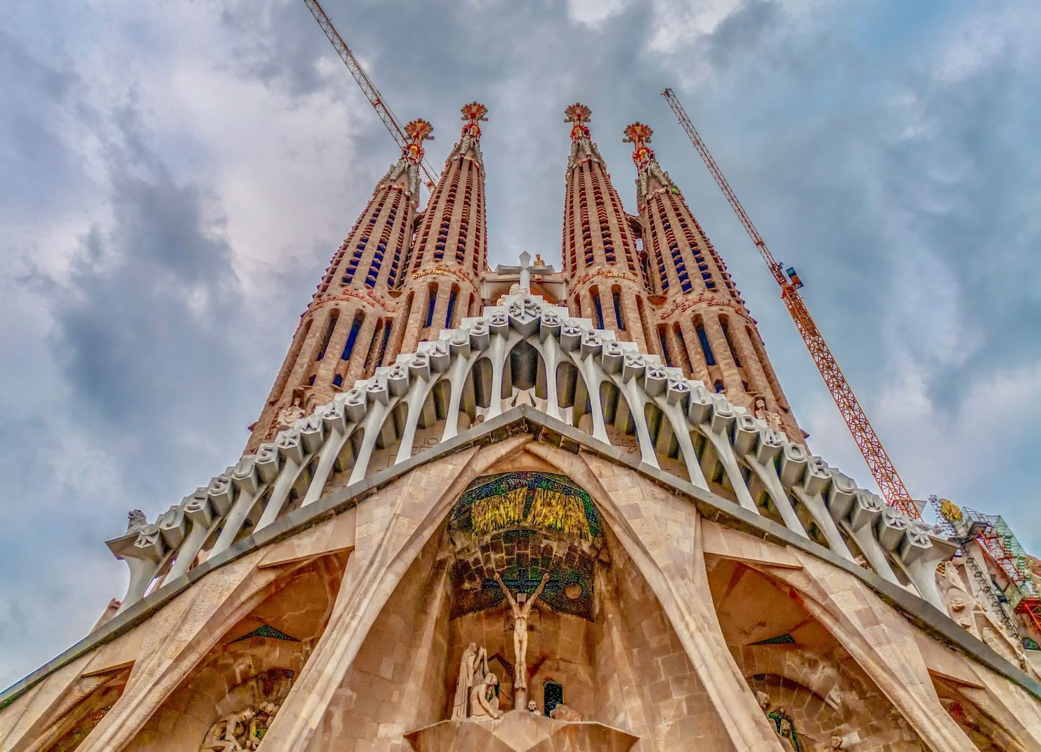 Viaje a través de lo surrealista: Sagrada Familia In-App Audio Tour & Fast Track Ticket